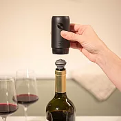 《Vacu Vin》電動抽真空器+酒瓶塞2入(黑) | 電動抽真空 紅酒塞 真空瓶塞 保鮮瓶塞