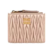 MIU MIU 金字納帕軟皮拉鍊零錢袋釦式二折短夾 (粉色)