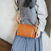 Kissora Tokyo｜俐落方形牛皮多夾層功能側背包 駝色