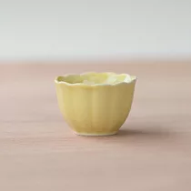 【日本Bisque】波佐見燒|素釉高雅花形 陶瓷小缽70ml ‧ 黃