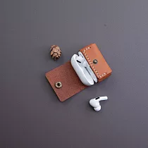 Be Two 手工皮件 ∣ airpods pro 耳機收納包 真皮皮革皮套 【棕色牛皮+飛翔貓頭鷹】