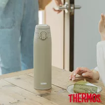 【THERMOS膳魔師】不鏽鋼可提式真空保溫瓶750ml (JOS-750-BE)? 卡其色