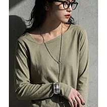 日本Antiqua｜微露鎖骨斜領｜長袖T恤｜全棉舒適俐落臉部線條｜實穿包色基本款 L 軍綠