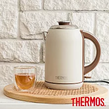 【THERMOS膳魔師】不鏽鋼電熱水壺1700ml(EHAT-1323A-FW) 奶昔白