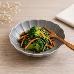 【日本Minoru】職人窯燒 花形 陶瓷淺盤15.9cm ‧ 淺灰