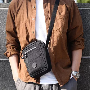 CHENSON超輕量140克5口袋隨身包斜背包(CG32238-3) 黑