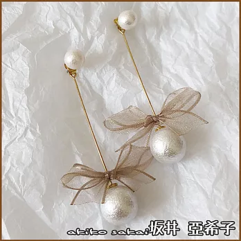 『坂井．亞希子』日本輕量棉珍珠蝴蝶結垂墜造型耳環-耳針款