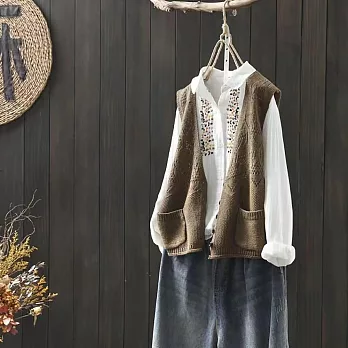 【慢。生活】V領幾何鏤空口袋開扣馬甲背心 198  FREE 深卡其