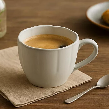 【日本Aito製作所】瀨戶燒｜經典花形 馬克杯360ml ‧ 象牙白