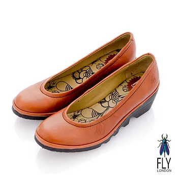 Fly London(女)★圓頭娃娃 皮面黑膠小坡跟空姐鞋 -36桔咖