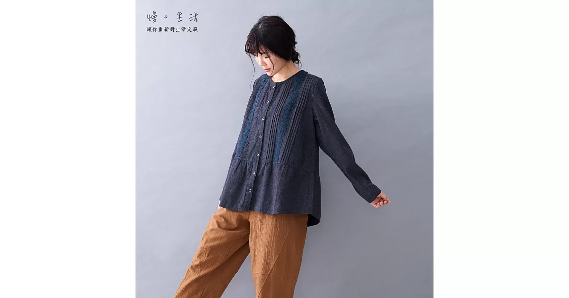 【慢。生活】蕾絲貼布棉質無領襯衫-F　FREE 灰藍