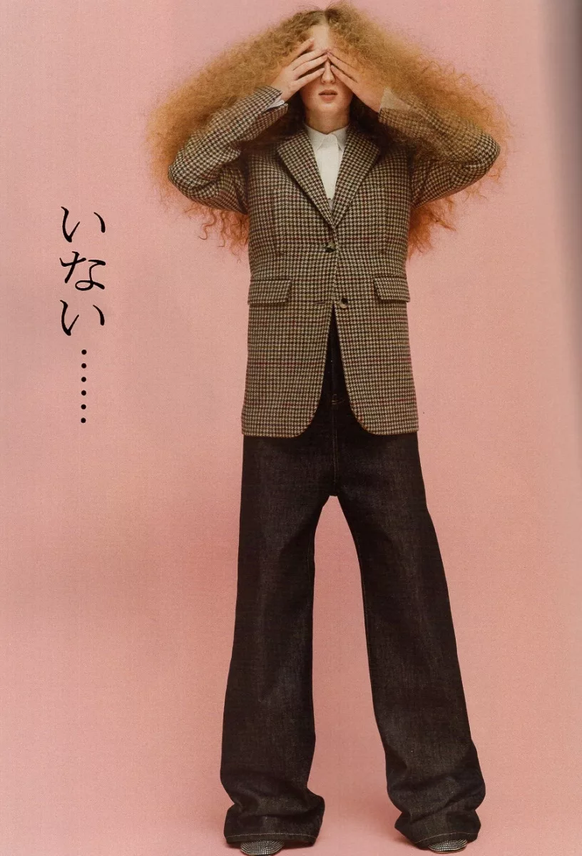 用「躲貓貓遊戲」來展現春季時尚