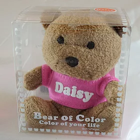 博客來 英文名繽紛熊 Daisy 桃紅色衣服 白色字 博客來 英文名繽紛熊 Daisy 桃紅色衣服 白色字