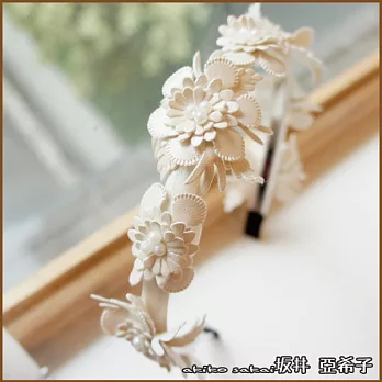 『坂井．亞希子』 優雅山茶花造型精緻皮雕髮箍 -白色