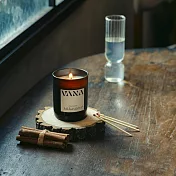 Vana Candles【JUK 尤卡斯耶爾維】瑞典天然香氛蠟燭 - 療癒木質調 210g