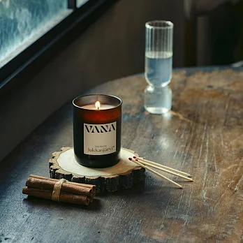 VANA 城市旅行系列【JUK 尤卡斯耶爾維】瑞典天然香氛蠟燭 - 療癒木質調 210g