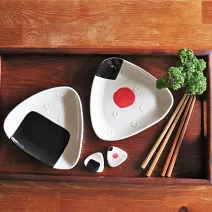 【日本SHINACASA】可愛三角飯糰 造型餐盤16cm ‧ 梅子飯糰