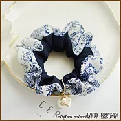 『坂井．亞希子』青花瓷紋路布藝珍珠髮圈  -寶藍色