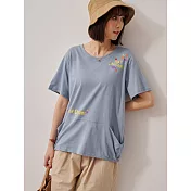 【慢。生活】夏季休閒印花口袋拼接寬鬆彈性下擺棉質T恤 11200  FREE 淺藍色