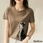 【MsMore】 輕鬆精緻高精細棉圓領減齡貓咪印花短袖T短版上衣 # 116413 L 咖色