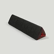 【QMAT】7mm三角折疊瑜珈墊 台灣製 (再生布拉鍊式收納袋)  炭黑/紅