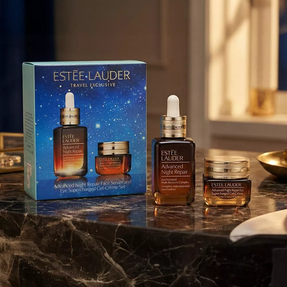EsteeLauder雅詩蘭黛 特潤修護保養組 雅詩蘭黛特潤修護保養組採用Synchronized Multi-Recovery Complex配方,強效修護肌膚,提升保濕與彈性。內含Advanced Night ReEye Supercharge等多款明星產品,適合日常保養與旅行使用,讓肌膚持續煥發健康光采。