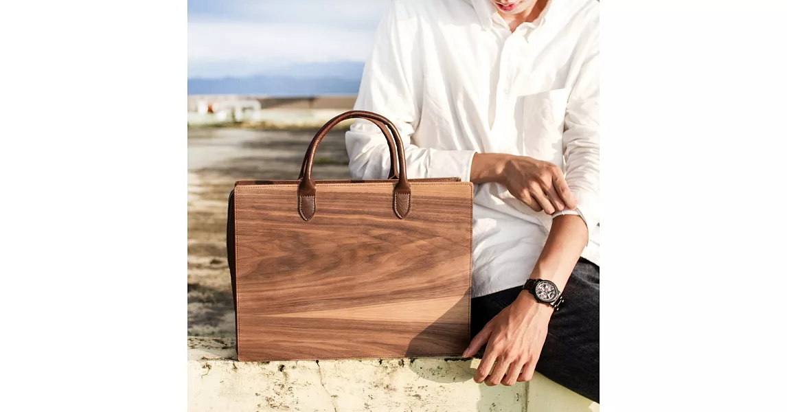 木入三分。木皮革手提包