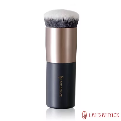 LSY林三益 底妝胖胖刷,採用極細0.07mm柔軟密實刷毛,輕鬆打造霧面肌底。不需技巧即可快速上妝,適合各類膏、液、霜狀及氣墊式粉底使用,讓底妝一氣呵成,膚質更均勻細緻。 LSY林三益 底妝胖胖刷