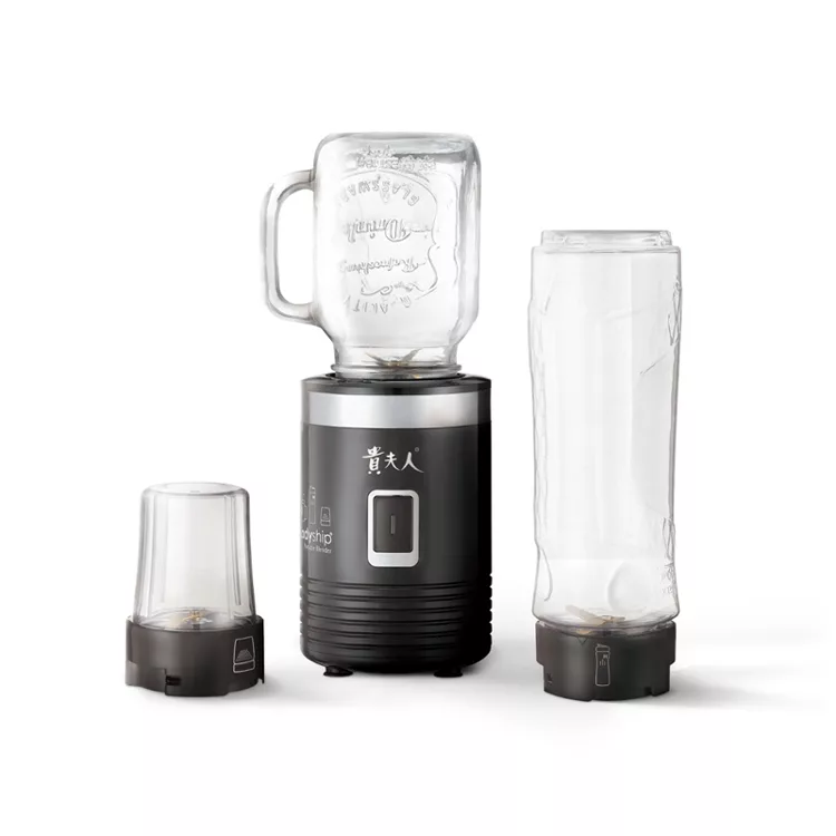 貴夫人 Ladyship CP-82 隨行杯果汁機,輕巧便攜設計,適合居家或外出使用。600ml 塑膠容器容量,300W 強力馬達,輕鬆榨取新鮮果汁。附隨行杯、研磨杯、玻璃杯(含杯蓋)、可重複使用吸管、3組刀頭、說明書及食譜,讓您輕鬆製作蔬果汁、奶昔或磨粉。尺寸僅12x12x20cm,重2.5kg,110V/60Hz 適用臺灣電壓,BSMI認證R73196,享1年保固。理想的家用果汁機選擇! 貴夫人Ladyship CP-82