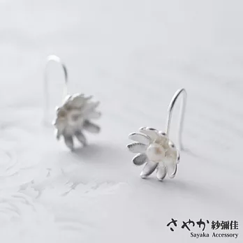 【Sayaka紗彌佳】秋風暖陽小雛菊花朵珍珠造型耳勾 -白金色