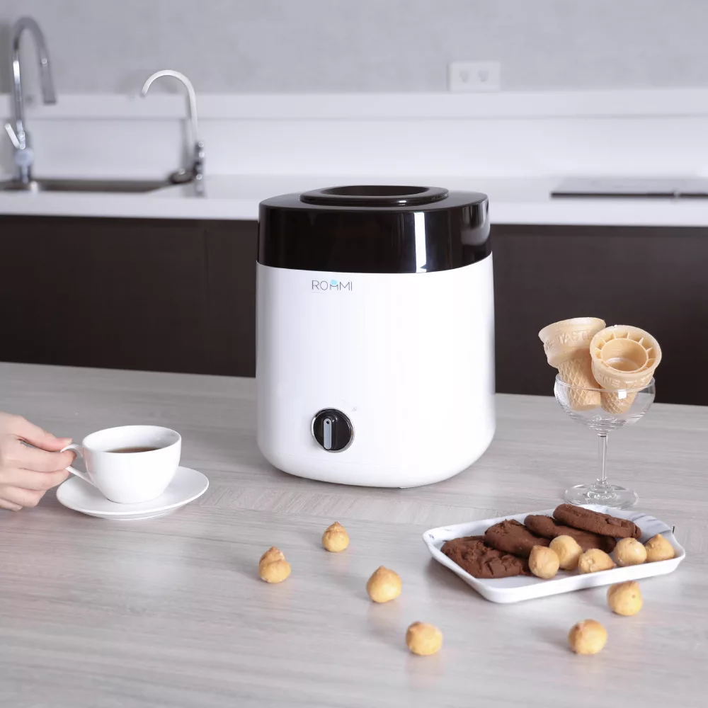 夏日冰淇淋自己來!ROOMMI Choice專屬口味DIY,健康、安心、無負擔。依喜好安心自製,遠離色素與新增物。僅需30-45分鐘即可完成製作,節能運轉、靜音低噪。1.8L大容量設計,自動均勻攪拌,獨立視窗隨時觀察冰淇淋狀態並加料。配件全可拆裝清洗,輕鬆清潔,享受純淨自製樂趣! ROOMMI Choice