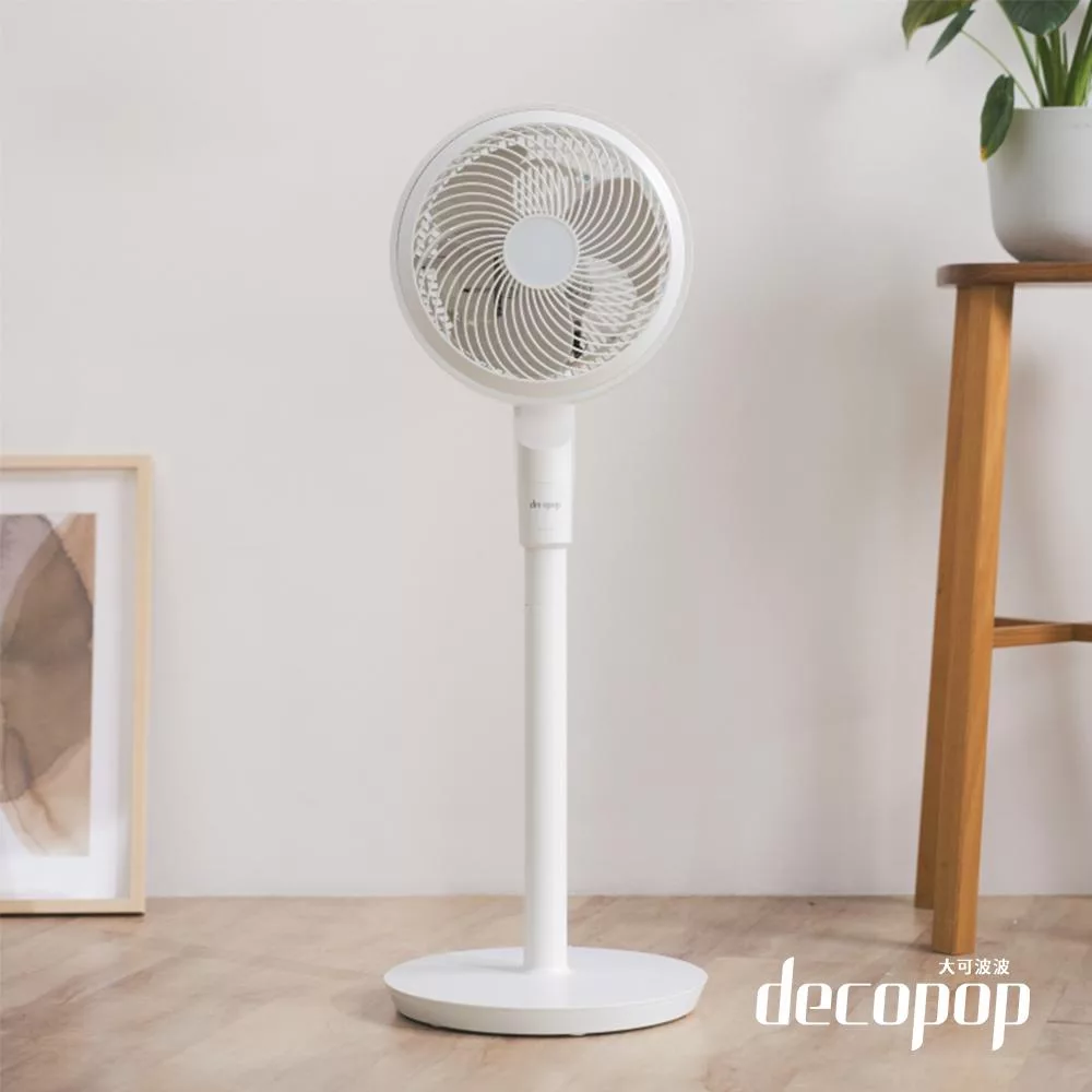 decopop DP-802 空氣迴圈扇,採用高效DC馬達,9吋三片式風扇葉,提供三段以上風速調整,尺寸31x31x56cm,重量僅4.8kg,便於移動。24V電壓設計,省電耐用,適合室內外使用,提升空氣流通。原廠保固1年,BSMI許可字號R32600,品質保證,讓您享受舒適清新環境。 decopop DP-802