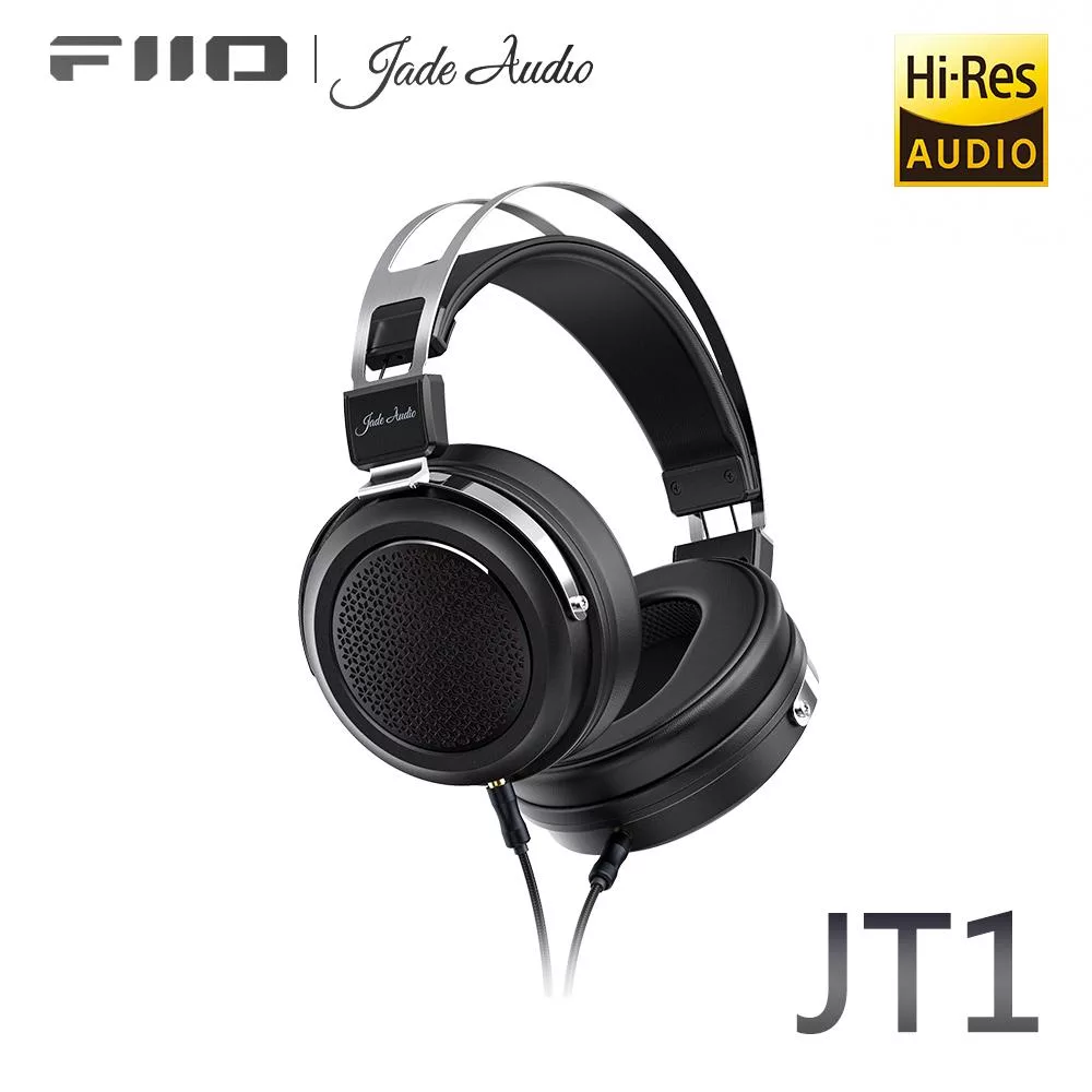 FiiO 與 Jade Audio 聯手打造的 JT1 頭戴式有線耳機,採用 50mm 高效能動圈單體,提供 15Hz-30kHz 寬廣頻響範圍與 103dB 靈敏度,帶來細膩高解析音質。黑色系設計,輕巧僅 300g(不含線材),配備 150cm OFC 無氧銅線芯與雙 3.5mm TRS 插頭,適用通用裝置。金屬鋁合金與皮革材質,中國製造,一年保固,完美適合音樂愛好者追求純淨有線聆聽體驗。 FiiO X Jade Audio JT1