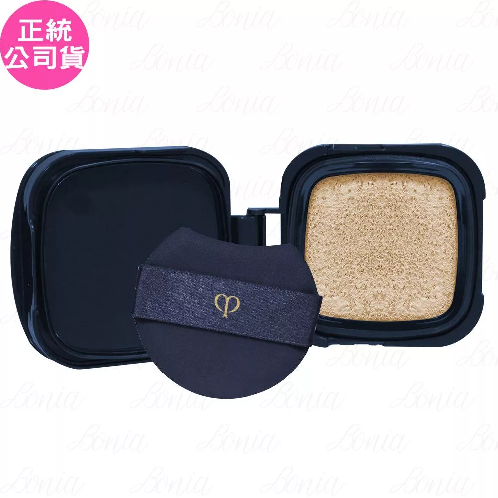 Clédepeau肌膚之鑰 水潤光采氣墊粉霜 是一款專櫃級的輕盈遮瑕產品,SPF25 PA+++ 提供輕度防曬保護,適合日常使用。15g 規格方便攜帶,適合各種膚質,能有效提升肌膚光采與水潤感,讓肌膚看起來更健康、透亮。商品為即期品,有效期限至2026年7月1日,請詳見產品包裝標示。 Clédepeau肌膚之鑰 水潤光采氣墊粉霜